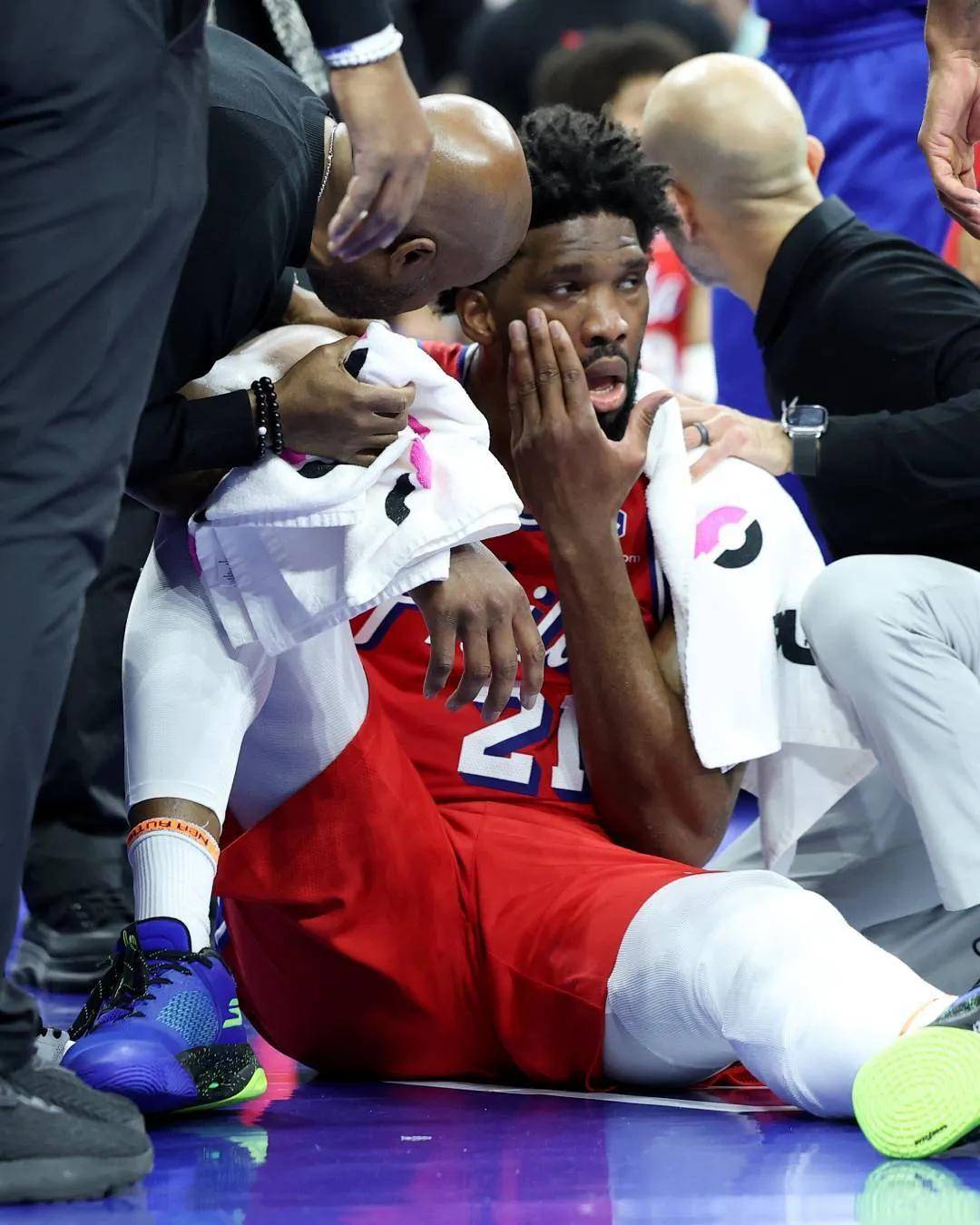 76人突发劲病患，恩比德座位摇摇欲坠