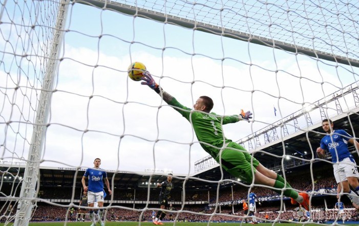 包含埃弗顿变阵新将出击，期待频获胜绩的词条