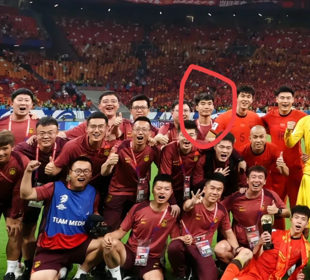 球员们面对强劲对手,全力以赴争夺胜利 球员们面对强劲对手,全力以赴争夺胜利