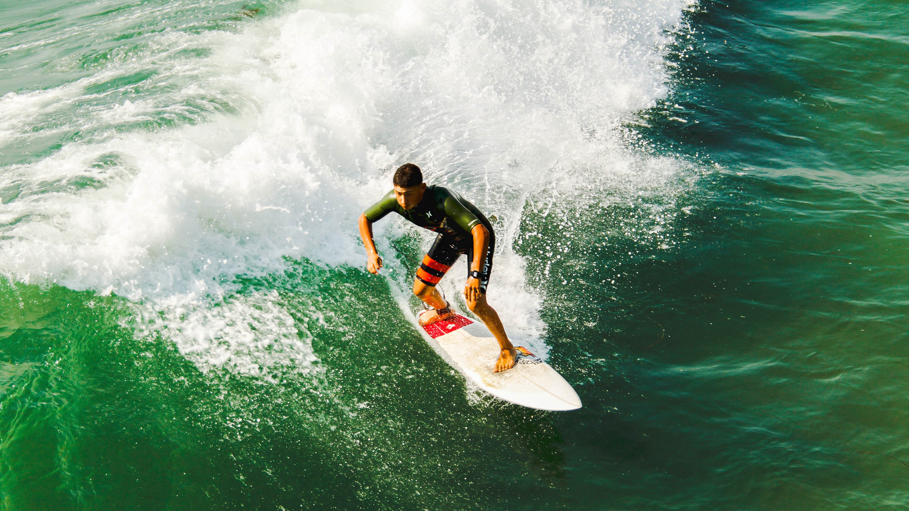 浴火战车,红牛鏖战梅赛德斯,周冠宇扛起全队