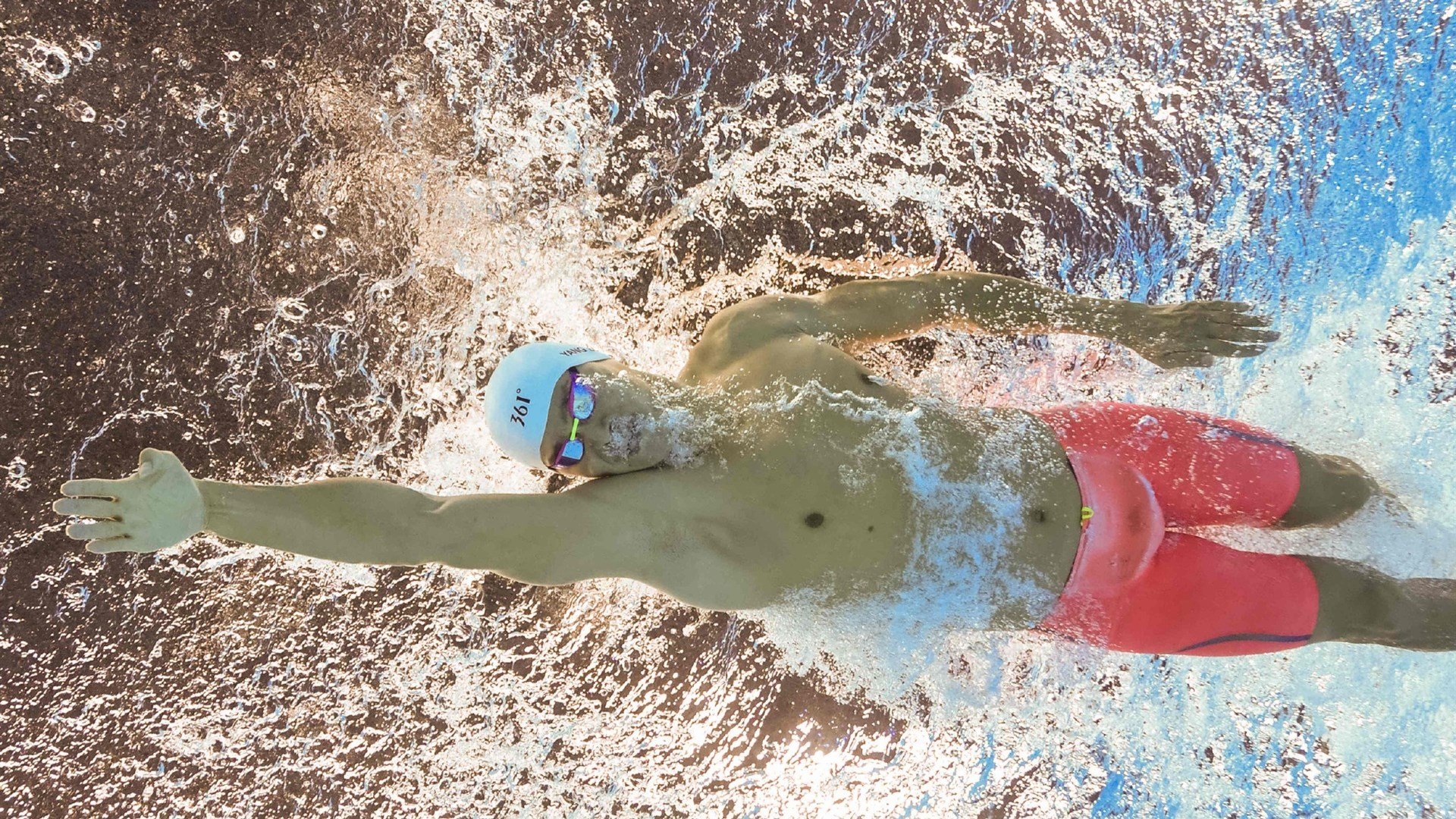 开云体育中国-宇宙魔方转动，当红牛二队轻取梅赛德斯，维斯塔潘在另一维度刷新纪录